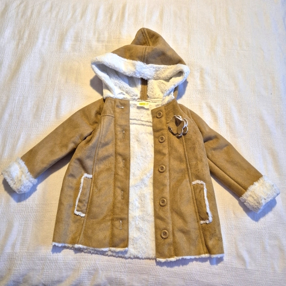 Crazy 8 girls size 2T shearling faux fur tan and white hooded jacket, VVGUC